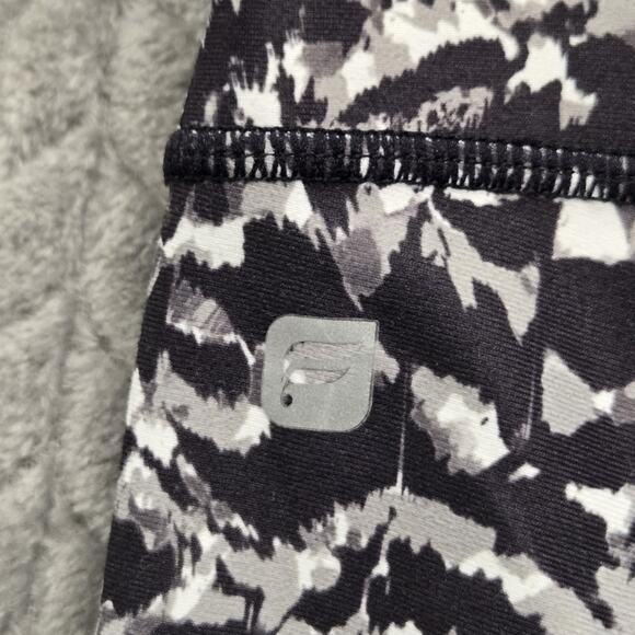 Fabletics Caspia Define PowerHold Mid-Rise Capri Size Large Static Camo - Picture 8 of 8